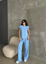 Unesi svežinu u svoj stil uz ovaj plavi ženski set koji kombinuje udobnost i eleganciju. Minimalistički dizajn i lagan materijal pružaju savršen balans između opuštenog i stylish izgleda. Idealan izbor za šetnje, putovanja ili svakodnevne kombinacije.

Karakteristike:

Elegantna plava nijansa
Moderan kroj sa širokim nogavicama
Udoban i prijatan materijal
Elastičan pojas za savršen fit
Lako kombinovanje uz različite stilove
