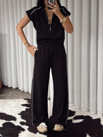 Bezvremenski klasik – crni set je must-have komad za svaku priliku. Elegantnog izgleda, lako se kombinuje i pruža maksimalnu udobnost tokom celog dana. Idealan za casual i chic outfite.