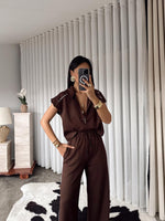 Topao i sofisticiran – braon set je savršen izbor za elegantan i trendi izgled. Earth tone nijansa prati aktuelne modne trendove, dok udoban kroj omogućava maksimalnu slobodu pokreta.