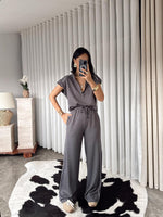Trendi dvodelni set za žene – široke pantalone i stylish top