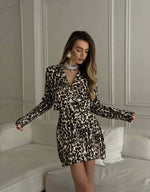 Bezvremenski i upečatljiv – klasični leopard print set je savršen izbor za žene koje vole hrabar i trendi stil. Elegantni sako u kombinaciji sa šorcem ili pantalonama stvara sofisticiran outfit koji privlači pažnju gde god da se pojaviš.