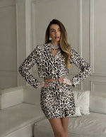 Elegantna i modernija verzija animal printa – svetli leopard set pruža sofisticiran i chic izgled. Idealan za dnevne i večernje kombinacije kada želiš da izgledaš sređeno i trendi.