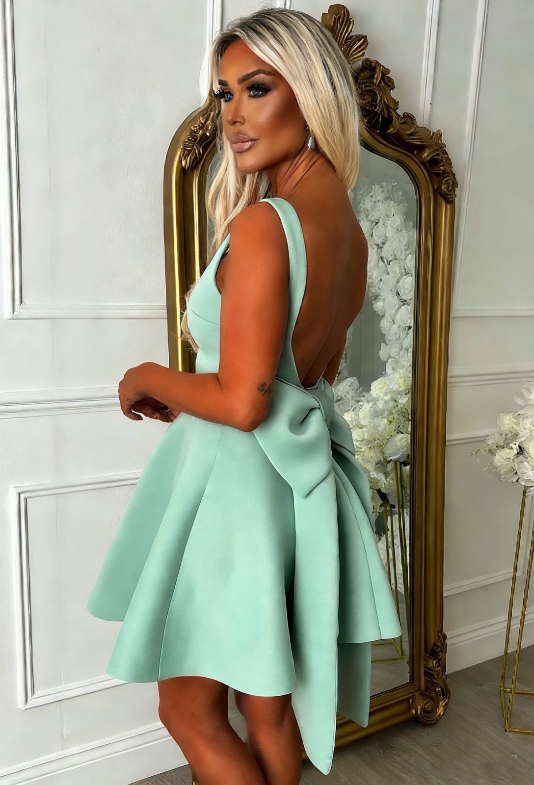 Sveža i nežna – mint haljina pruža lagan i moderan izgled. Idealan izbor za prolećne i letnje kombinacije uz dozu elegancije i ženstvenosti.