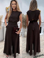 Topao i trendi – braon set u earth tones nijansi donosi sofisticiran i moderan izgled. Savršen izbor za žene koje vole prirodne tonove i elegantan stil.