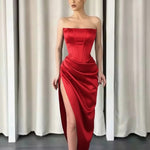 Zavodljiva i glamurozna – crvena haljina je pravi izbor za upečatljiv izgled. Strapless corset dizajn oblikuje figuru, dok visoki šlic dodaje dozu seksepila i elegancije.