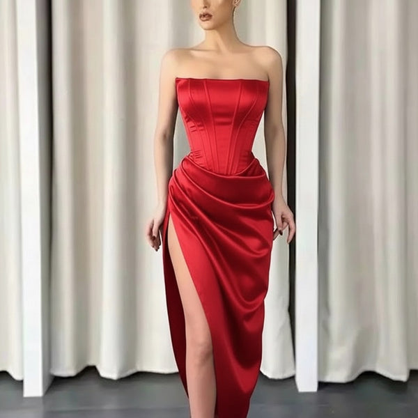 Zavodljiva i glamurozna – crvena haljina je pravi izbor za upečatljiv izgled. Strapless corset dizajn oblikuje figuru, dok visoki šlic dodaje dozu seksepila i elegancije.