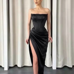 Bezvremenska elegancija – crna haljina pruža sofisticiran i luksuzan izgled. Idealan izbor za svečane prilike, uz minimalan trud i maksimalan efekat.