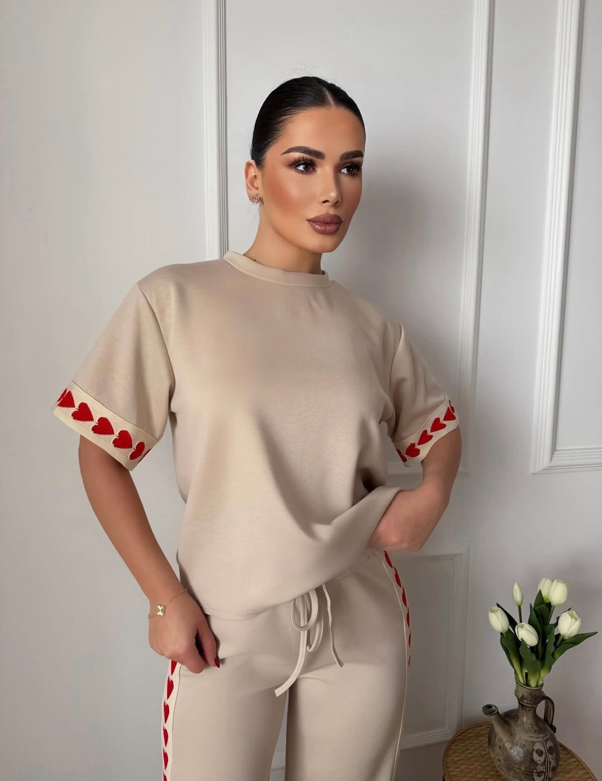 Savršen spoj udobnosti i trendi dizajna – ovaj ženski komplet sa srcima je idealan izbor za svakodnevni outfit. Majica jednostavnog kroja u kombinaciji sa pantalonama koje imaju upečatljiv detalj srca daje moderan i razigran izgled. Mekan i prijatan materijal omogućava maksimalnu udobnost, dok relaxed fit kroj pruža slobodu pokreta.

Ovaj komplet je savršen za opuštene dane, šetnje, putovanja ili casual kombinacije uz minimalan trud.