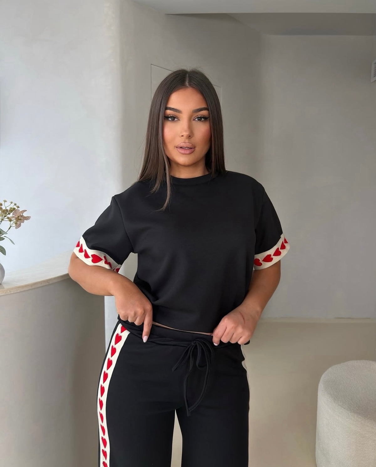 Dvodelni set: majica + pantalone
Detalji sa srcima za trendy i unikatan izgled
Udoban i lagan materijal
Relaxed fit kroj
Elastičan pojas na pantalonama
Lako se kombinuje sa patikama ili casual obućom