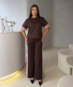Dvodelni set: majica + pantalone
Detalji sa srcima za trendy i unikatan izgled
Udoban i lagan materijal
Relaxed fit kroj
Elastičan pojas na pantalonama
Lako se kombinuje sa patikama ili casual obućom