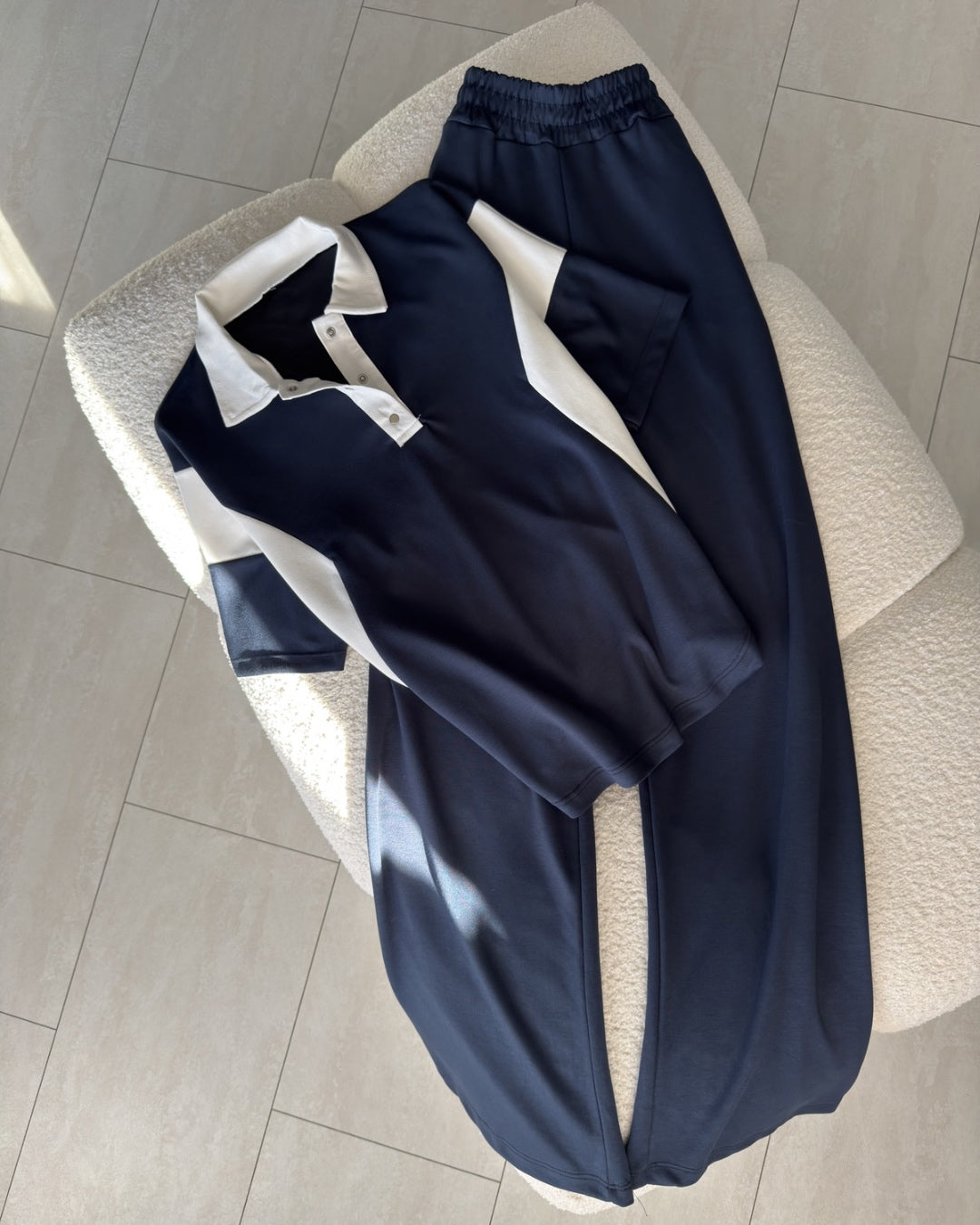 Plavi ženski komplet sa polo majicom i širokim pantalonama moderan dnevni outfit