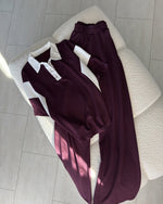 Ženski bordo komplet sa polo majicom i širokim pantalonama elegantan casual stil