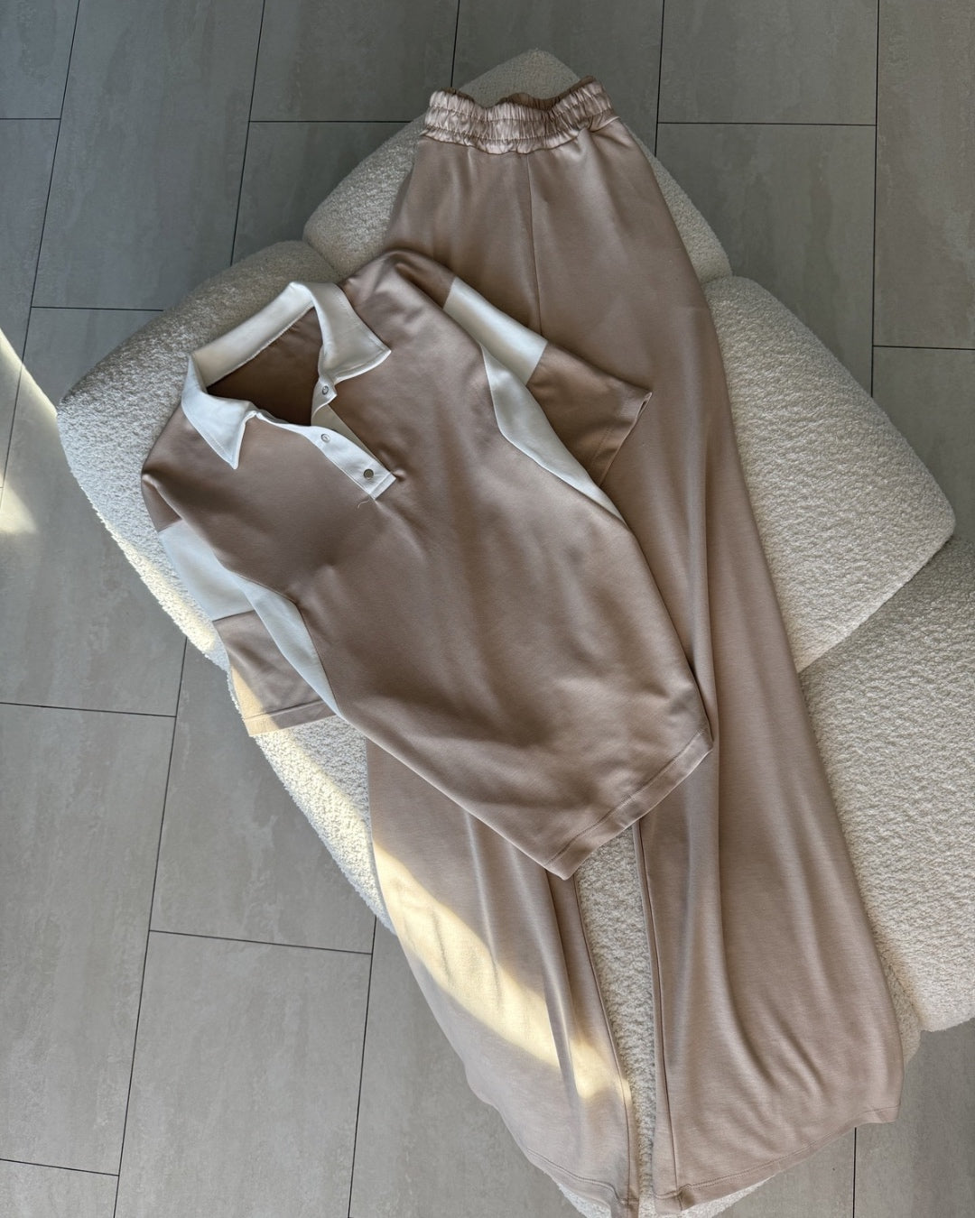 Bež ženski komplet široke pantalone i polo majica minimalistički i elegantan izgled