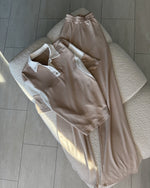 Bež ženski komplet široke pantalone i polo majica minimalistički i elegantan izgled