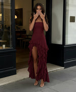 Bordo elegantna haljina sa volanima sofisticiran glam outfit za večernje događaje