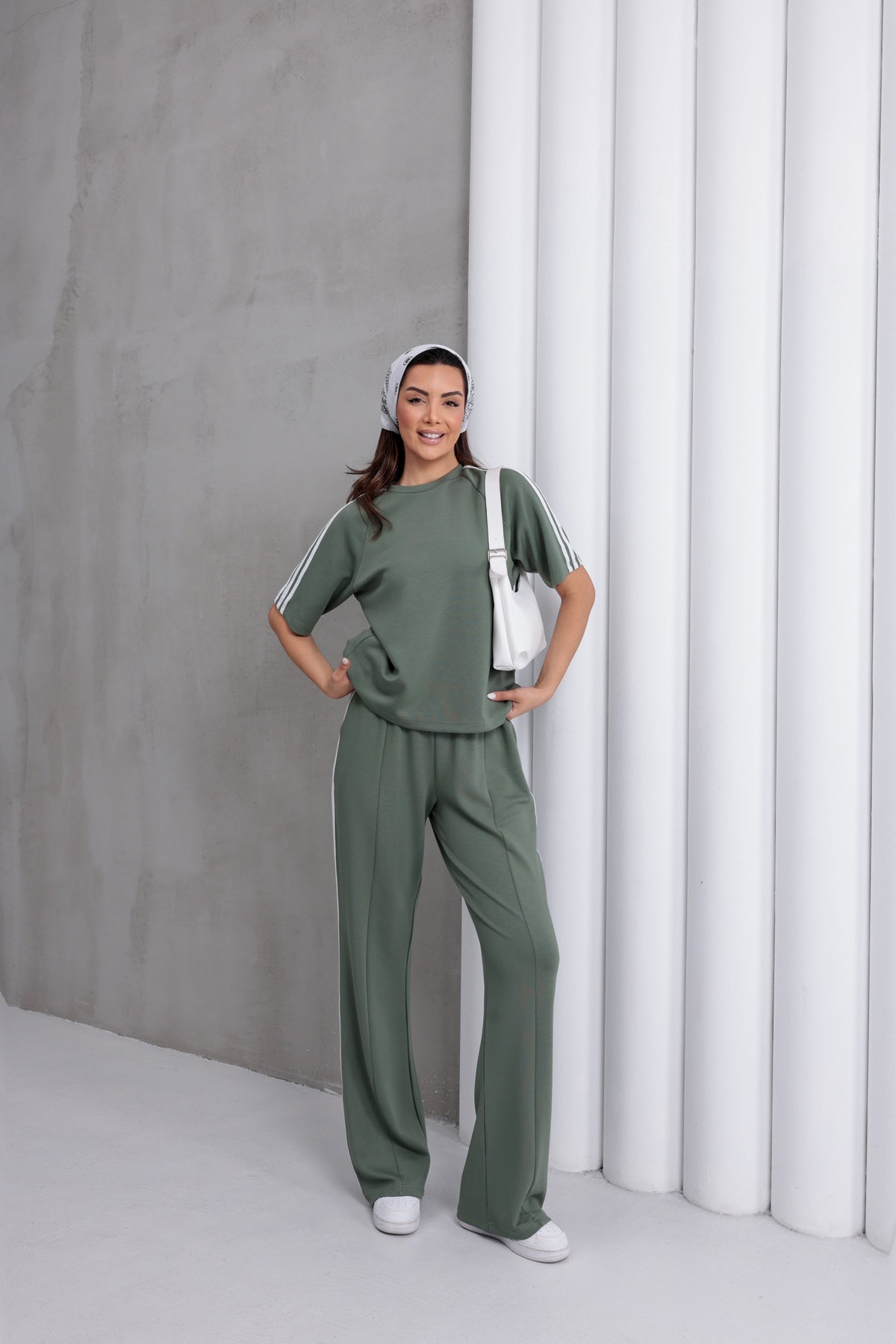 Maslinasta ženska trenerka oversized kroja sa modernim širokim pantalonama