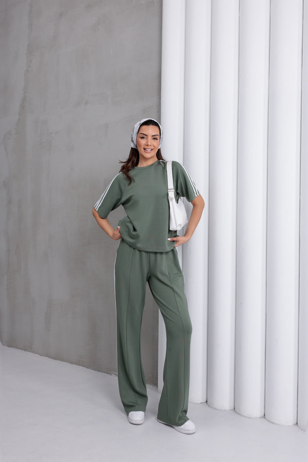 Maslinasta ženska trenerka oversized kroja sa modernim širokim pantalonama