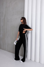 Crna trenerka za žene sa širokim pantalonama udoban i elegantan sportski stil