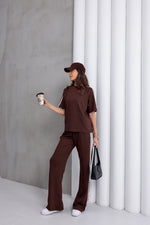 Braon ženska trenerka sa širokim pantalonama i oversized majicom moderan casual outfit