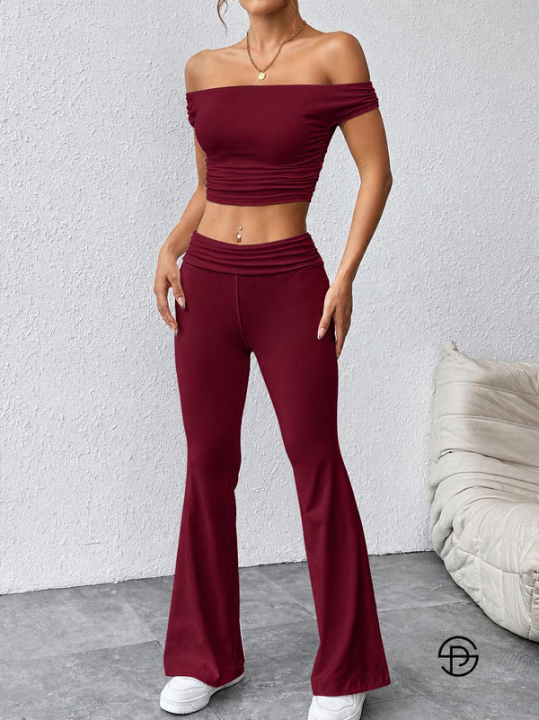 Bordo ženski komplet sa off shoulder crop topom i zvonastim pantalonama